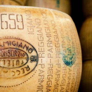 Portato alla luce il mistero del microbiota del Parmigiano Reggiano